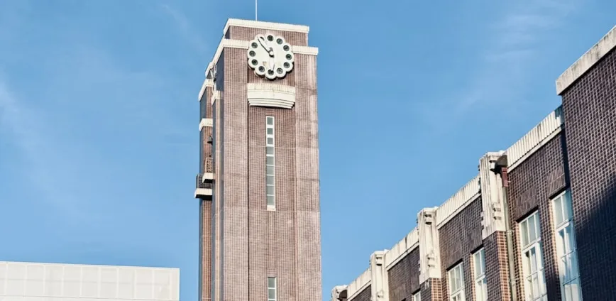 時計塔のある大学キャンパス